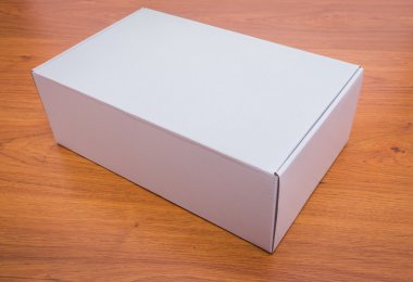 Boş beyaz kutu ahşap arka plan üzerinde sahte kadar