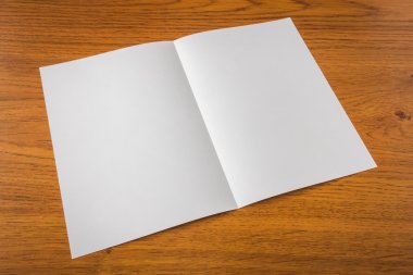 Bifold beyaz şablon Kağıt ahşap doku üzerinde