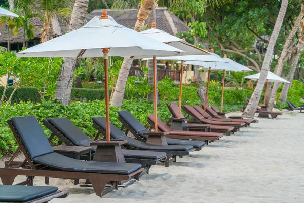 Belles chaises de plage avec parasol sur sable blanc tropical beac — Photo