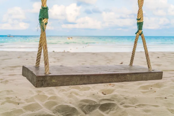 Eine Schaukel am Strand — Stockfoto