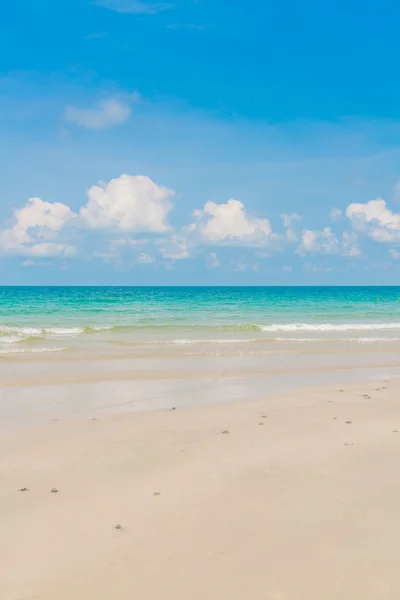 Piękny biały piasek z plaży błękitne morze i niebo — Zdjęcie stockowe