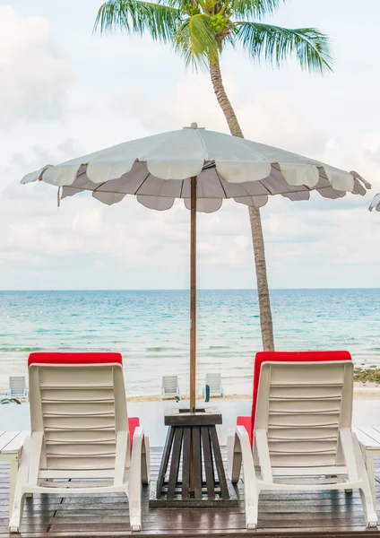 Krásná plážová lehátka s deštníkem kolem koupaliště poo — Stock fotografie