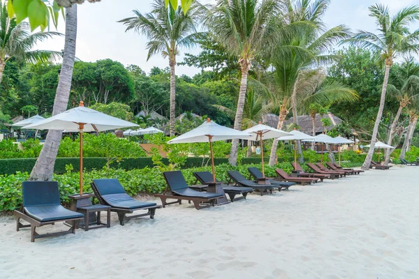 Hermosas sillas de playa con sombrilla en la playa tropical de arena blanca — Foto de Stock