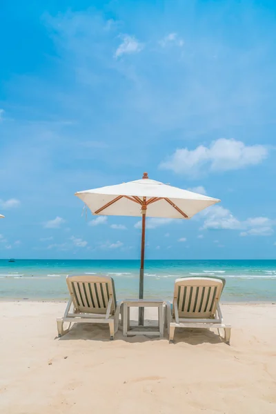 美丽的沙滩椅上热带白砂中非共同体的伞 — 图库照片