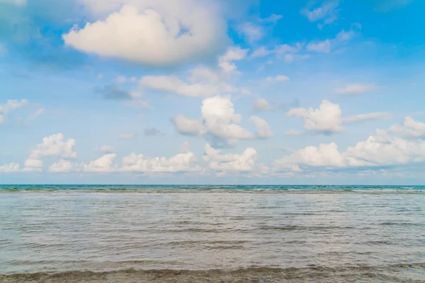 美丽的白色沙滩与蔚蓝的大海和天空 — 图库照片