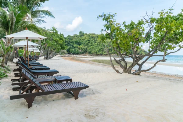 Belles chaises de plage avec parasol sur sable blanc tropical beac — Photo