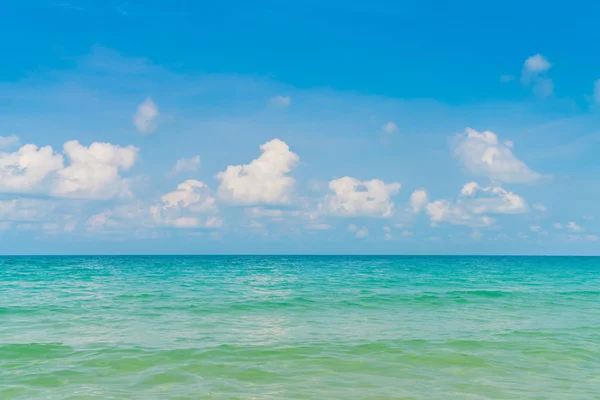 Schönes blaues Meer und Himmel — Stockfoto