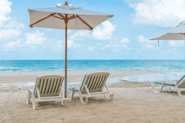 美丽的沙滩椅上热带白砂中非共同体的伞 — 图库照片
