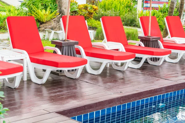 Güzel bir plaj sandalye şemsiye etrafında Açık Yüzme kaka ile — Stok fotoğraf