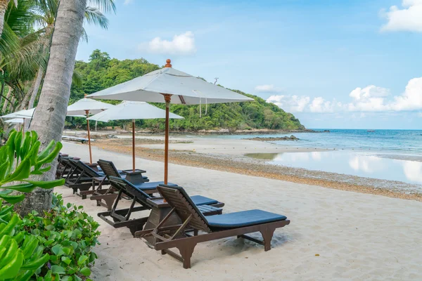 Vackra strandstolar med paraply på tropical vit sand strand — Stockfoto