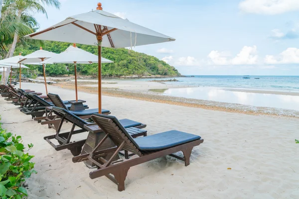 Gyönyörű strand szék, esernyő, a trópusi fehér homok beac — Stock Fotó