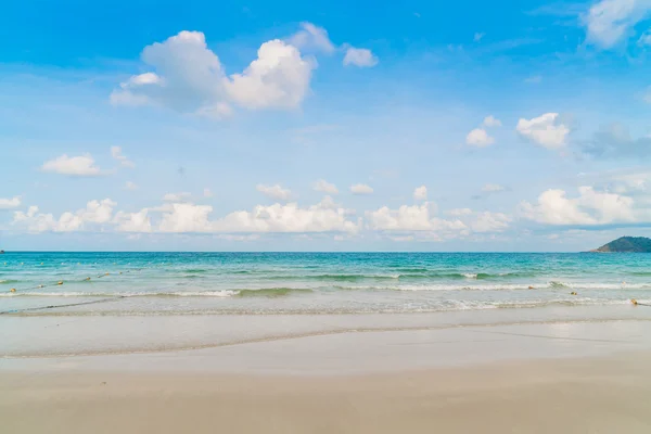 Belle plage de sable blanc avec mer bleue et ciel — Photo