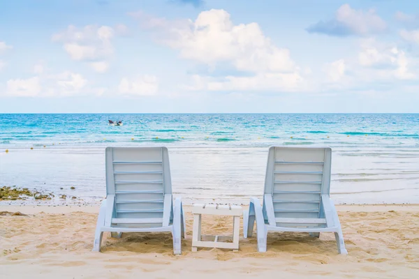 Шезлонги на пляже с белым песком — стоковое фото