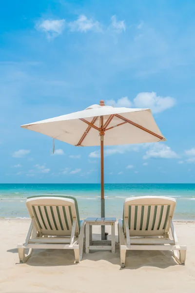 Пляжные шезлонги с пумбраной на белом песчаном маяке — стоковое фото