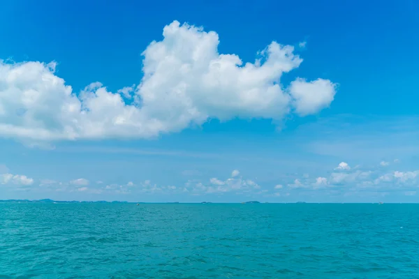 Mar azul bonito e céu — Fotografia de Stock