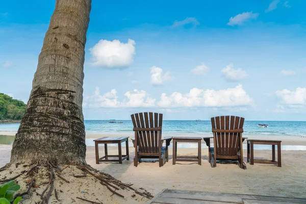 Belles chaises de plage sur plage de sable blanc tropical — Photo