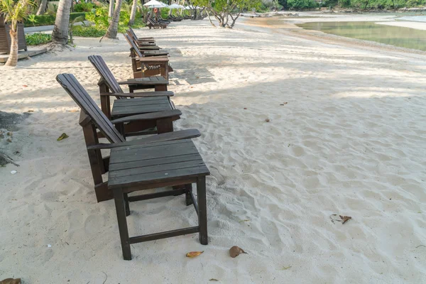 Belles chaises de plage sur plage de sable blanc tropical — Photo