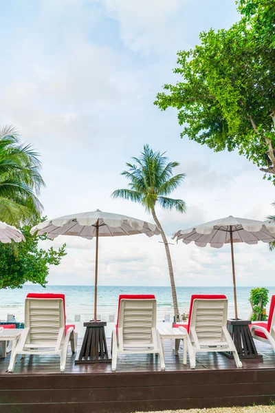 Hermosas sillas de playa con sombrilla alrededor de la piscina al aire libre poo — Foto de Stock