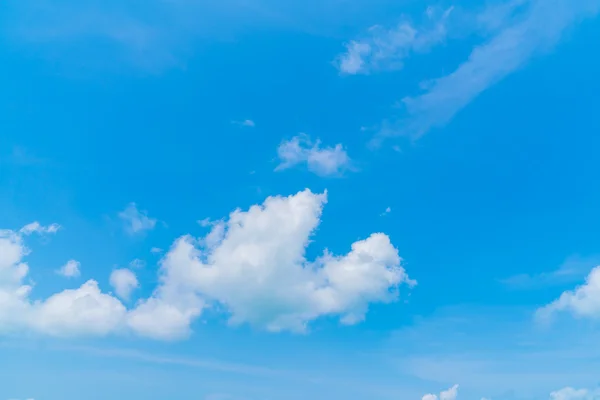 Wolken in de blauwe lucht — Stockfoto