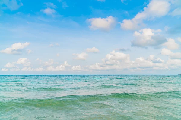 Прекрасне блакитне море і небо — стокове фото