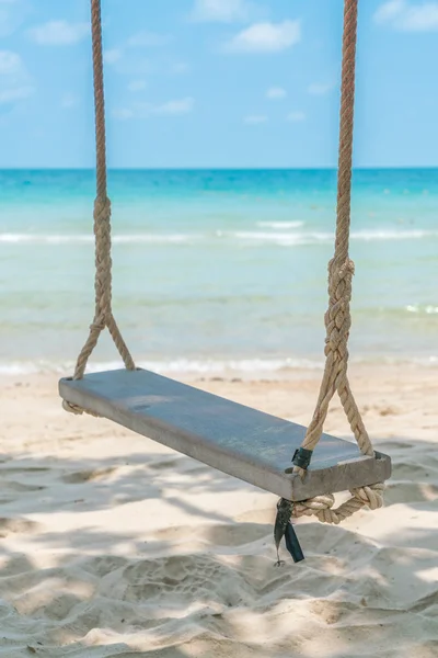 Eine Schaukel am Strand — Stockfoto