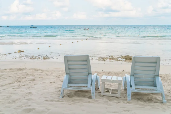 Gyönyörű strand székek, trópusi, fehér homokos strand — Stock Fotó