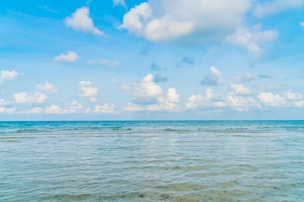 Mar azul bonito e céu — Fotografia de Stock