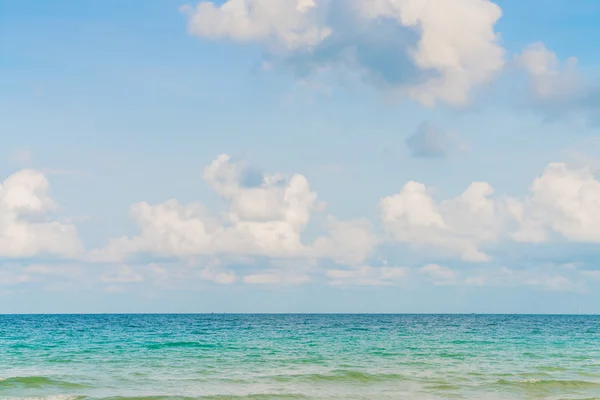 Mar azul bonito e céu — Fotografia de Stock