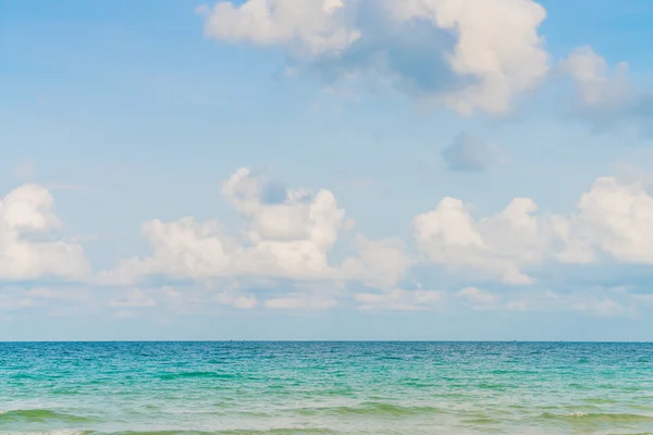 Hermoso mar azul y cielo —  Fotos de Stock