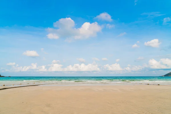 Schöner weißer Sandstrand mit blauem Meer und Himmel — Stockfoto