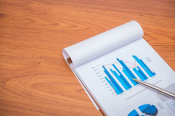 Financiële grafieken met pen op tafel — Stockfoto