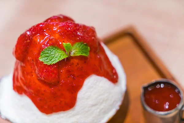 Kakigori strawberry ice cream — Stock Photo, Image