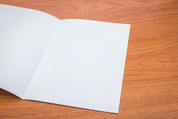 Bifold carta modello bianco su texture di legno — Foto Stock