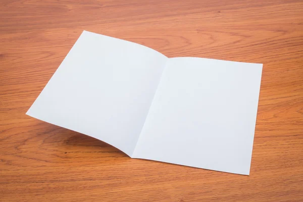 Біфолд білий шаблонний папір на текстурі дерева — стокове фото
