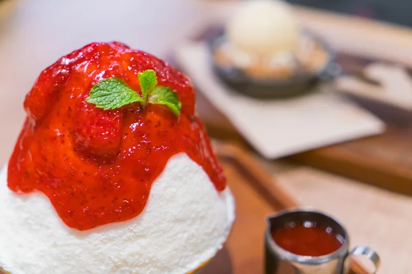 イチゴのかき氷アイスクリーム — ストック写真