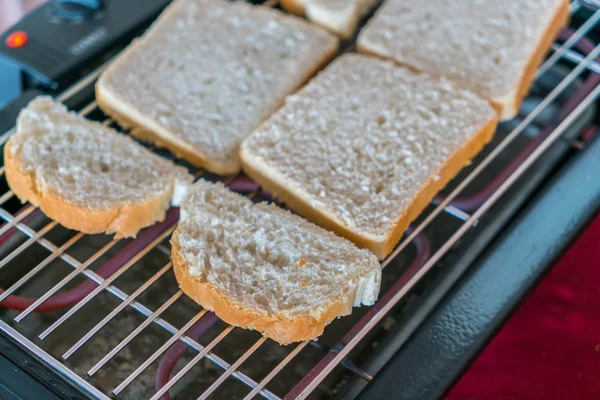 Skivat vitt bröd på trä — Stockfoto