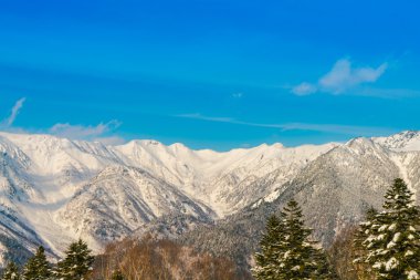 Japonya kış dağ kar ile kaplı