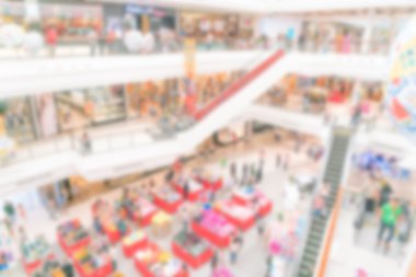 İnsanlar alışveriş merkezinde bulanıklık