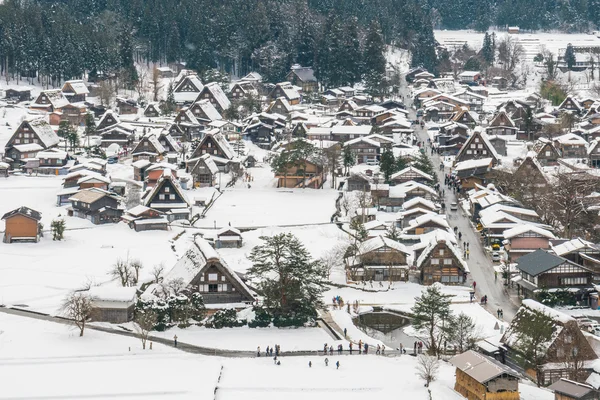 Beau village dans les montagnes d'hiver — Photo