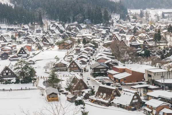 Hermoso pueblo en las montañas de invierno — Foto de Stock