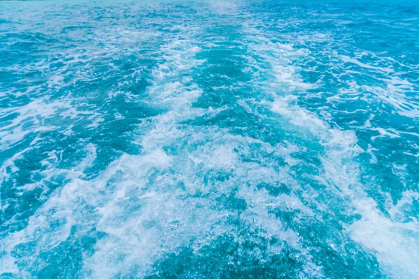 Всплеск волн на морской воде — стоковое фото