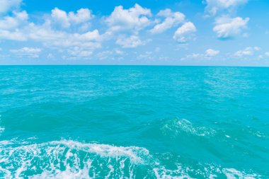 Deniz su yüzeyi tekne arkasında iz