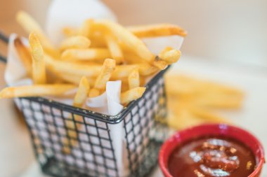 Patates kızartması masada