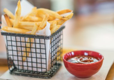 Patates kızartması masada