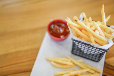 Patates kızartması masada