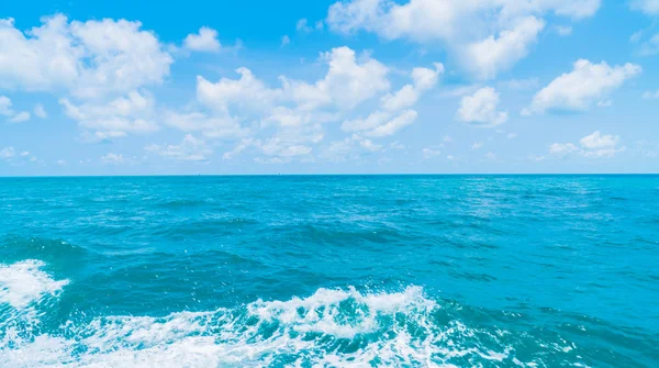 Тропа на поверхности морской воды за лодкой — стоковое фото