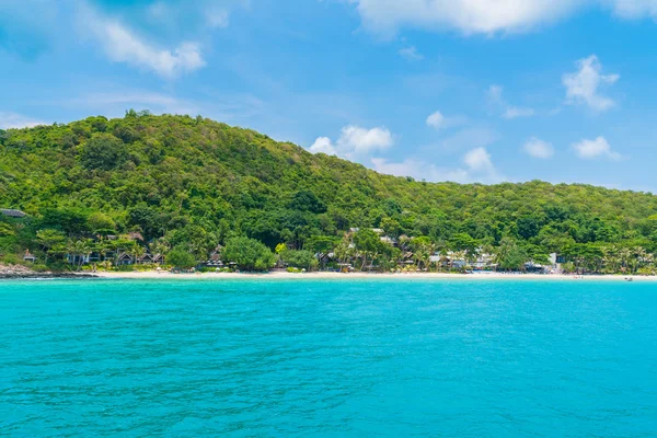 Тропический остров с пляжем — стоковое фото