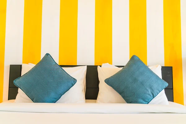 편안한 베개와 침대 — 스톡 사진