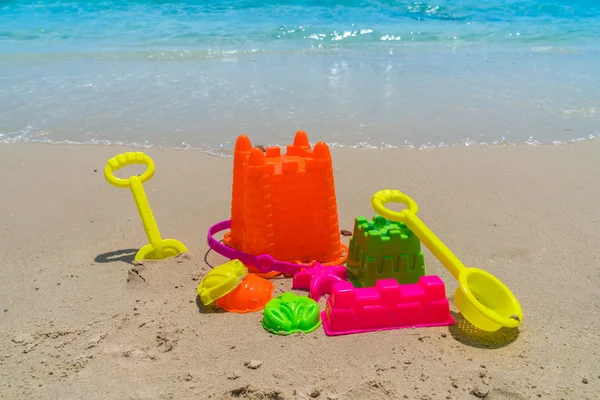 Plážové hračky na pláži moře — Stock fotografie