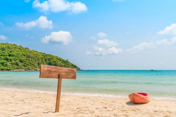 Panneau en bois sur la plage tropicale — Photo